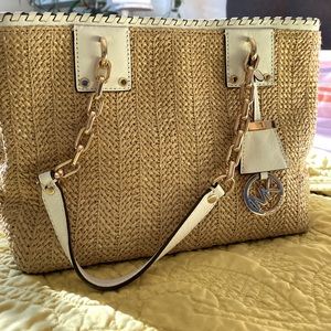 Super beautiful purse medium size.